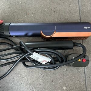 Dyson Airstrait

Dyson  (Prussian Blue/Rich Copper)
Straightens from wet to dry